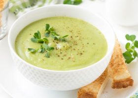 طريقة عمل شوربة الكوسا والبصل الأخضر