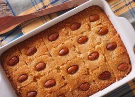 طريقة عمل بسبوسة التمر السهلة