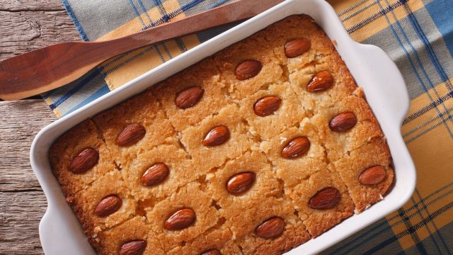 طريقة عمل بسبوسة التمر السهلة