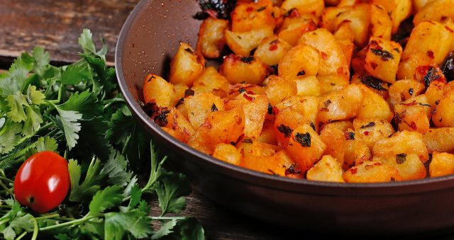 طريقة عمل بطاطس حارة بدبس الرمان