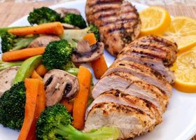 طريقة عمل صدور الدجاج مع الخضار السوتيه