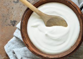 طريقة عمل اللبن الزبادي بالمنزل