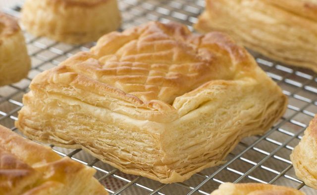 طريقة عمل حلى بف باستري بالموز والجوز