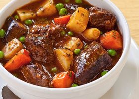 طريقة عمل صينية مكعبات اللحم بالبطاطس