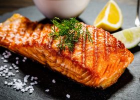طريقة عمل سمك السلمون بالزيت والليمون