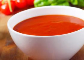 طريقة عمل شوربة الطماطم بالجبن