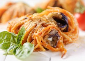 طريقة عمل رولات الباذنجان بالمكرونة