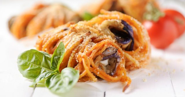 طريقة عمل رولات الباذنجان بالمكرونة