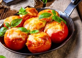 طريقة عمل محشي طماطم بالجبن