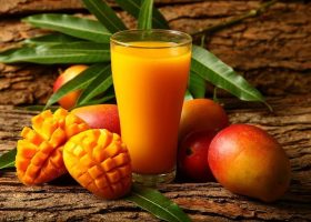 طريقة عمل سموثي المانجو بالفستق