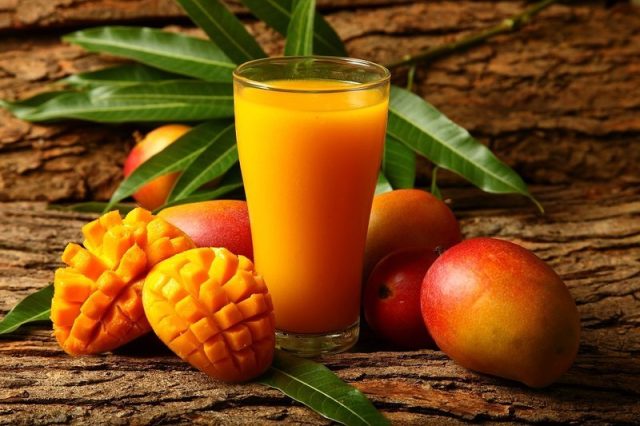 طريقة عمل سموثي المانجو بالفستق