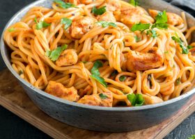 طريقة عمل معكرونة بالخضار والدجاج