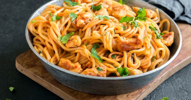 طريقة عمل معكرونة بالخضار والدجاج