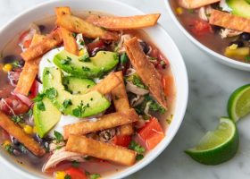 طريقة عمل شوربة مكسيكية بالتورتيلا والأفوكادو