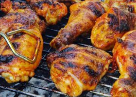 طريقة عمل أفخاذ الدجاج المشوية بالليمون والروزماري
