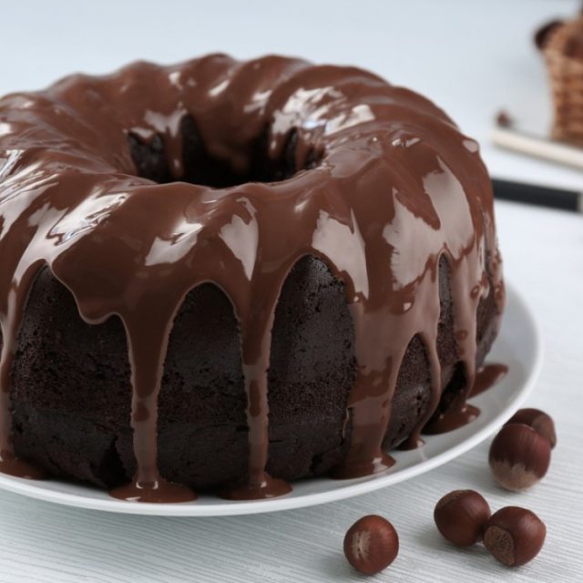 طريقة عمل كيك بصوص الشوكولاتة