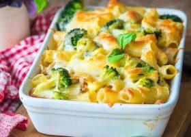 طريقة عمل صينية مكرونة بالبروكلي والبشاميل