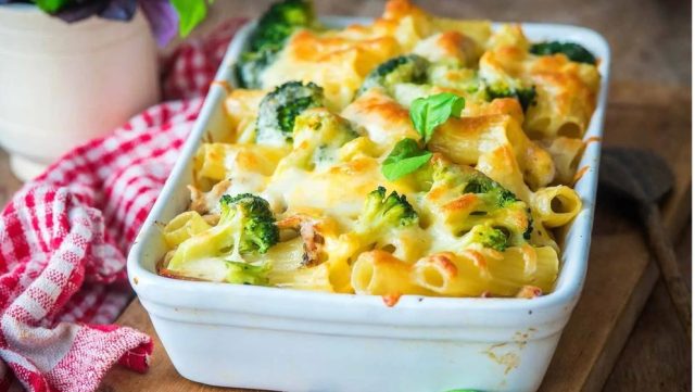 طريقة عمل صينية مكرونة بالبروكلي والبشاميل