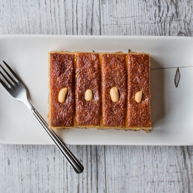 طريقة عمل كيكة السميد المحموس