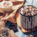طريقة عمل مشروب الشوكولاتة الساخن بالقرفة