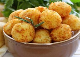 طريقة عمل كرات البطاطس المقلية بالبشاميل