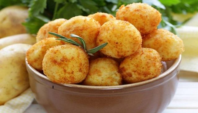 طريقة عمل كرات البطاطس المقلية بالبشاميل