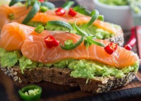 طريقة عمل ساندويش السلمون المدخن والأفوكادو