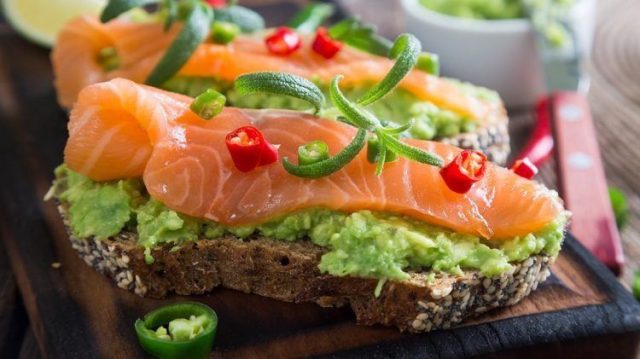طريقة عمل ساندويش السلمون المدخن والأفوكادو
