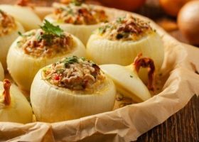 طريقة عمل محشي البصل بدبس الرمان