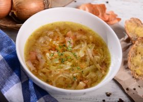 طريقة عمل شوربة البصل الحارقة