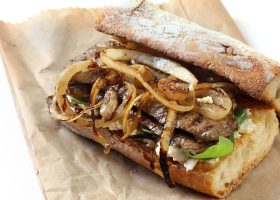 طريقة عمل ساندويش الستيك مع البصل المقرمش