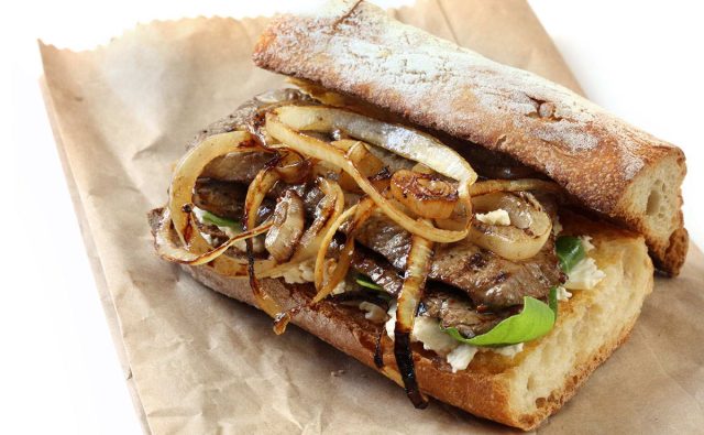 طريقة عمل ساندويش الستيك مع البصل المقرمش