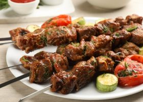 طريقة عمل شيش اللحم المشوي بالثوم والبابريكا