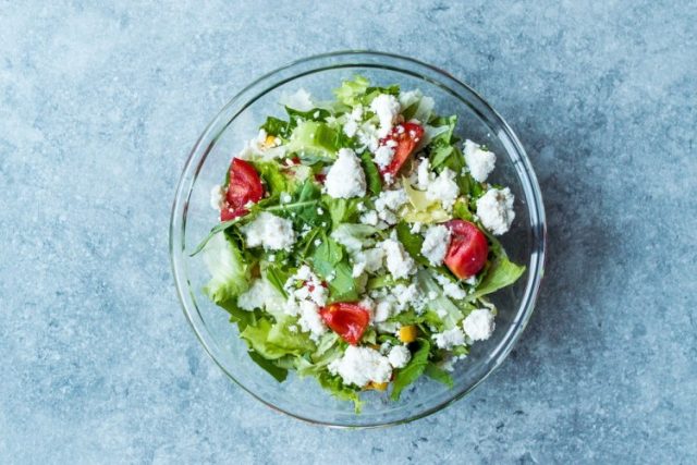 طريقة عمل سلطة جبن بالطماطم