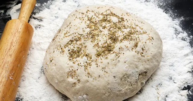 طريقة عمل عجينة بيتزا بالأعشاب