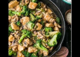 طريقة عمل دجاج بالبروكلي و الصوص الكريمي