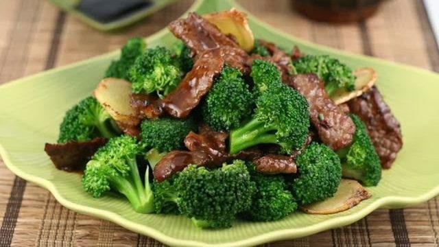 طريقة عمل شرائح اللحم بالبروكلي