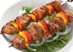 طريقة عمل أسياخ اللحم المشوية مع الخضار