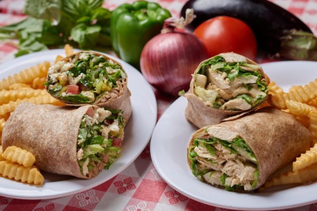 طريقة عمل ساندويشات دجاج سيزر