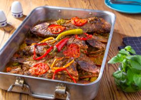 طريقة عمل سمك بالبطاطس والصلصة