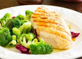 طريقة عمل ستيك الدجاج والبروكلي للدايت