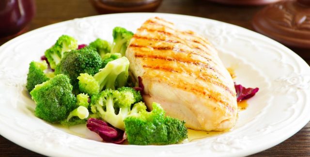 طريقة عمل ستيك الدجاج والبروكلي للدايت