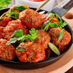 طريقة عمل كفتة بصوص الطماطم في الفرن