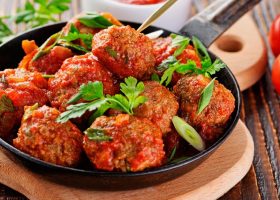 طريقة عمل كفتة بصوص الطماطم في الفرن