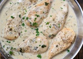 طريقة عمل أفخاذ الدجاج بالصوص الكريمي