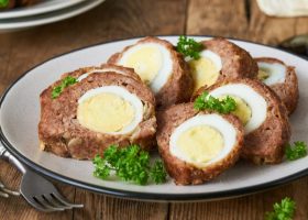 طريقة عمل رول اللحمة المفرومة بالبيض