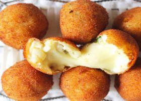 طريقة عمل كرات الجبن المقلية