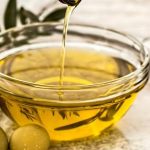 فوائد المضمضة بزيت الزيتون على الريق