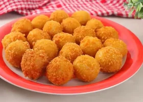 طريقة عمل كرات البطاطس المحشية بالجبن