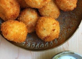 طريقة عمل كرات البطاطس بالجبن المشوية